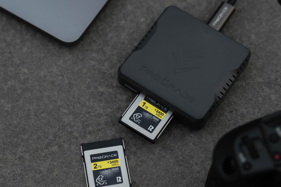 Memory Card Data Transfer: Wired vs. Wireless Solutions