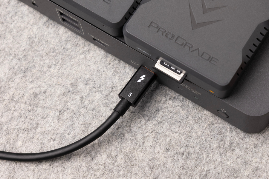 Thunderbolt 4 vs Thunderbolt 5: Real World Performance Differences Thunderbolt 4 vs Thunderbolt 5: Real World Performance Differences